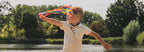 Jongen speelt met de wind en een handvlieger.